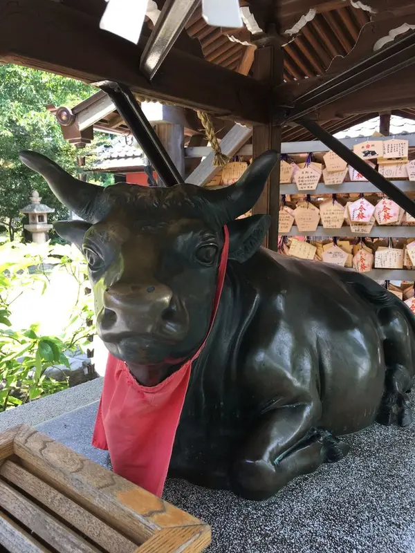 この牛は道真公の思召しをうけた「御神牛」として崇められるように、、、