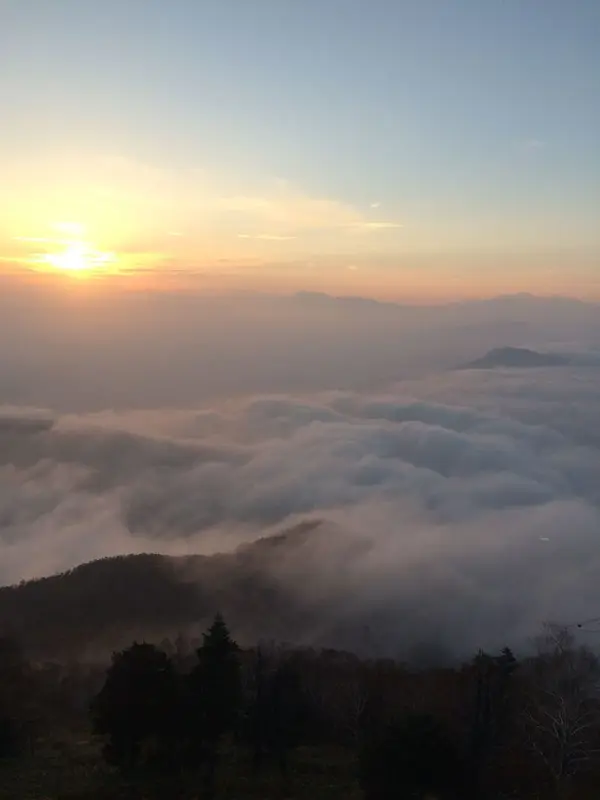 山頂には休憩室もあります