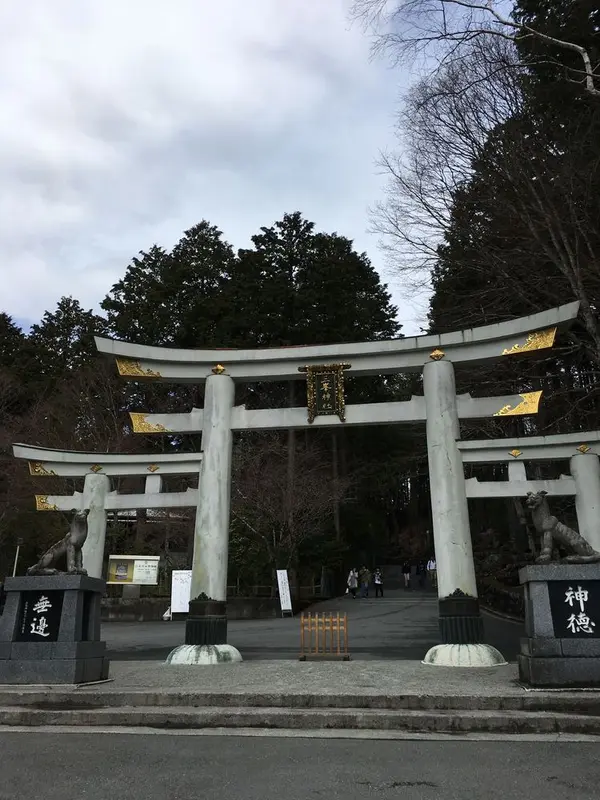 真っ白な三ツ鳥居
