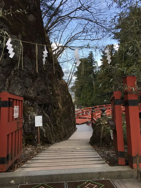 御朱印帳をお願いしたら、神橋を渡ります！