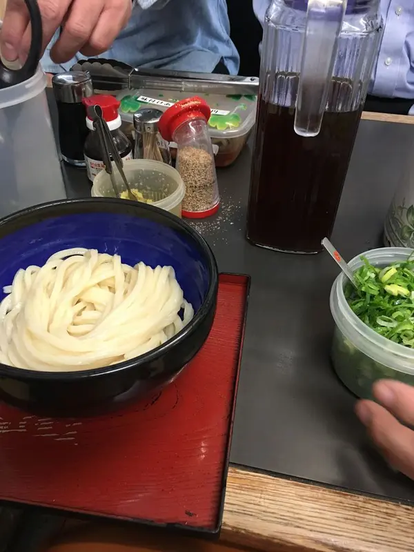 うどんのあつい、冷たい、ぬるいのいずれかとサイズをオーダーします。