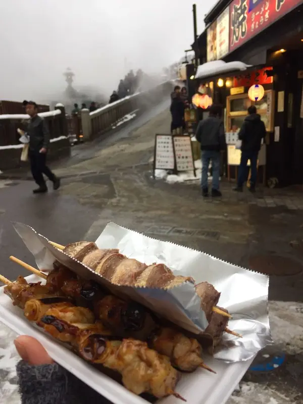 湯畑をバックに一口🤤