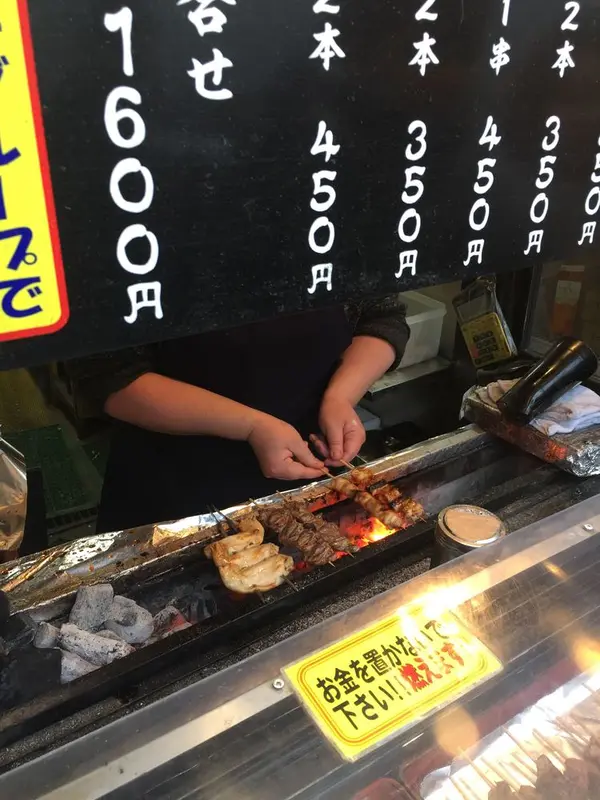 目の前で、一本一本、丁寧に焼いてくれるんです〜！