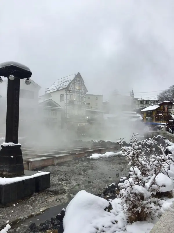 冬ならではの雪化粧した湯畑☃️