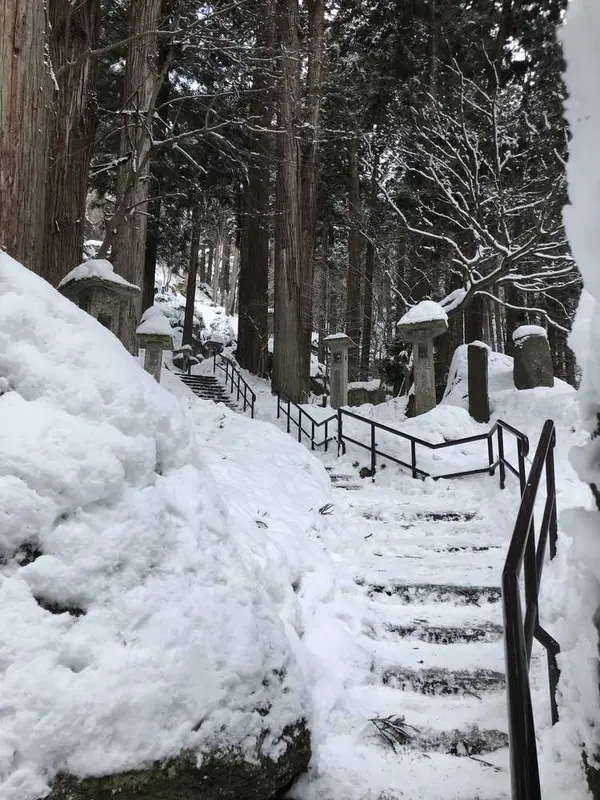 山寺の石段を登ります