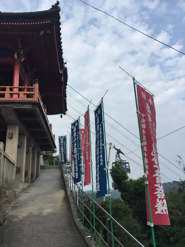 本堂を下から見上げる