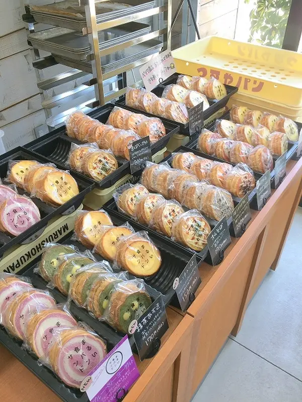 まるい食パンサンドの陳列