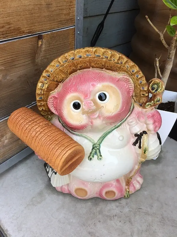 狸の置物（丸い食パン）