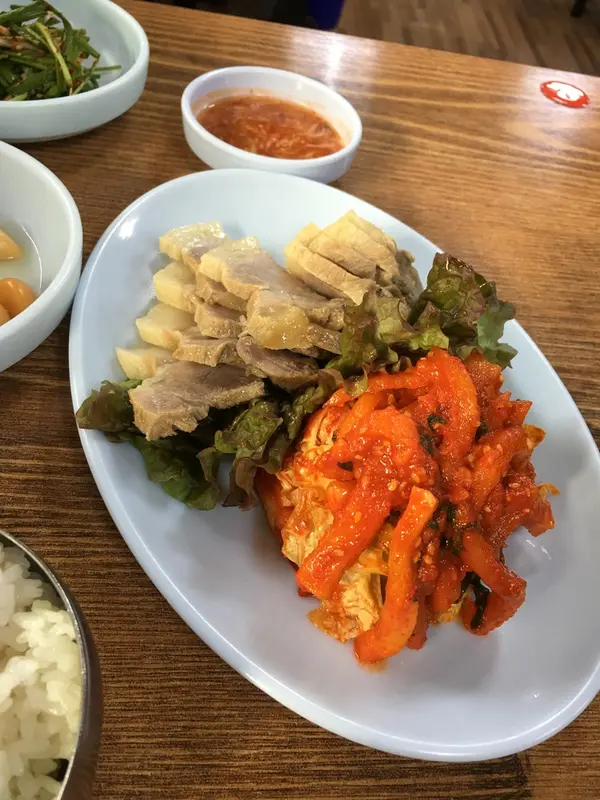 肉厚にスライスされたポッサムとキムチ