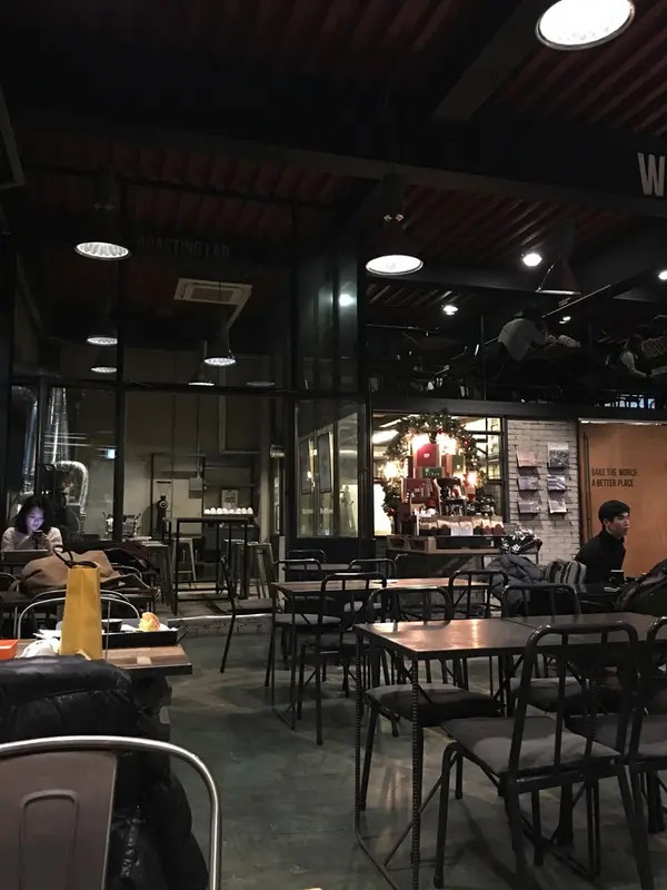 広くて天井の高い倉庫のリノベ店舗
