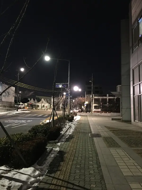 通りは閑散。