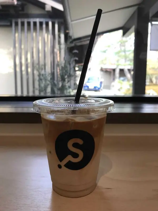 窓辺でコーヒータイム