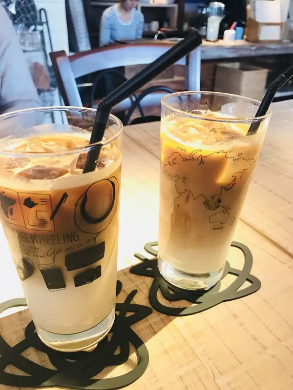 ベーゼルナッツラテとカフェラテ
