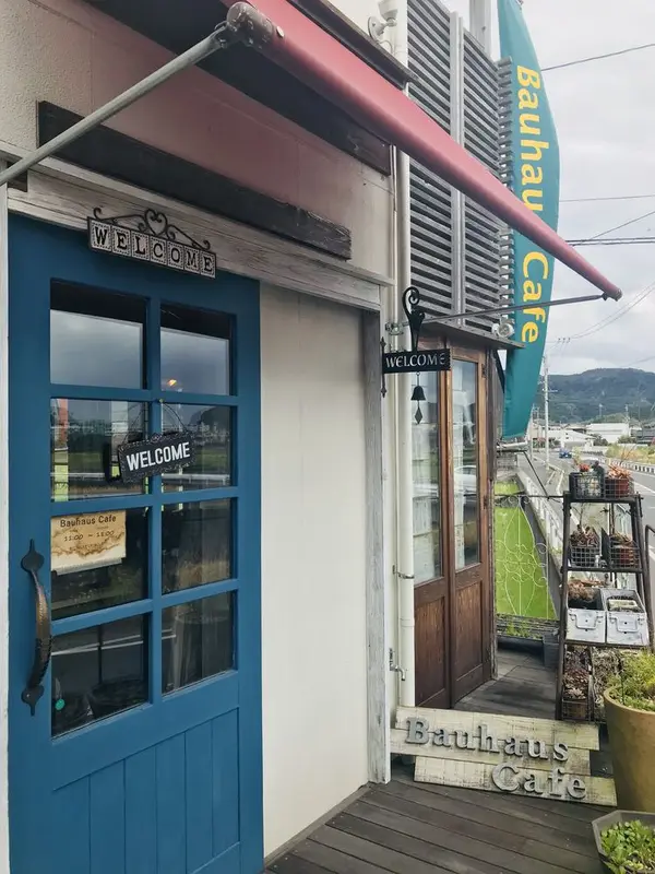 ドアや看板など一つ一つにこだわりが♡