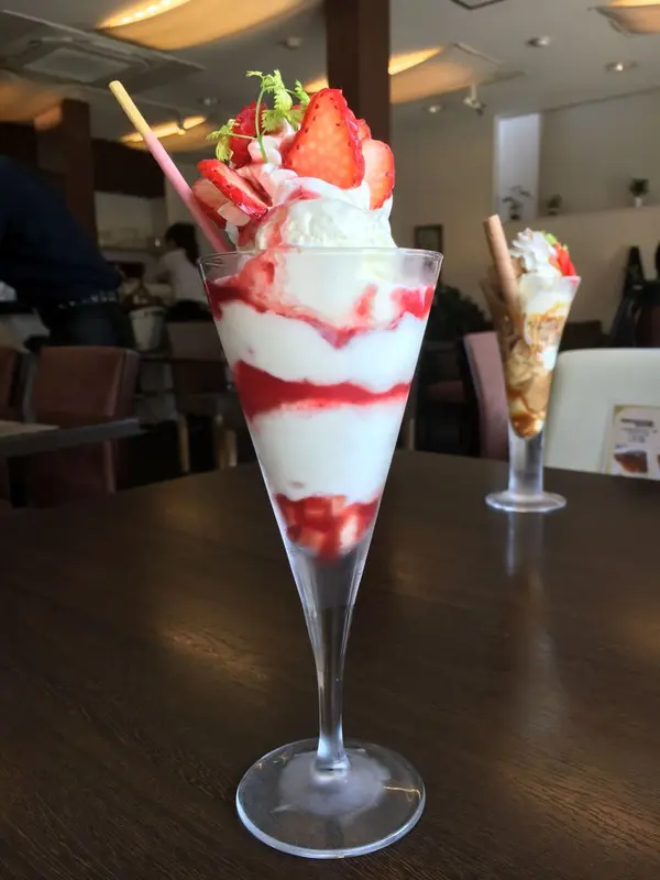 ストロベリーヨーグルトパフェ