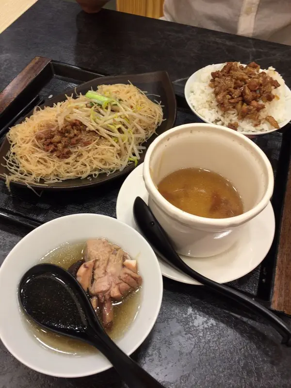 今回は夜到着のため、茶屋はほとんど営業終了していましたm(__)m