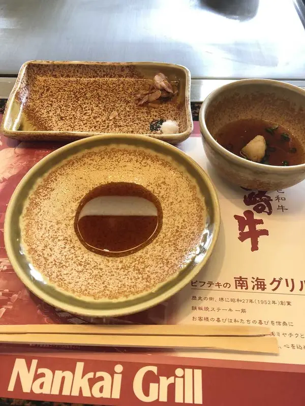 ポン酢・特製ダレ・塩の3種類
