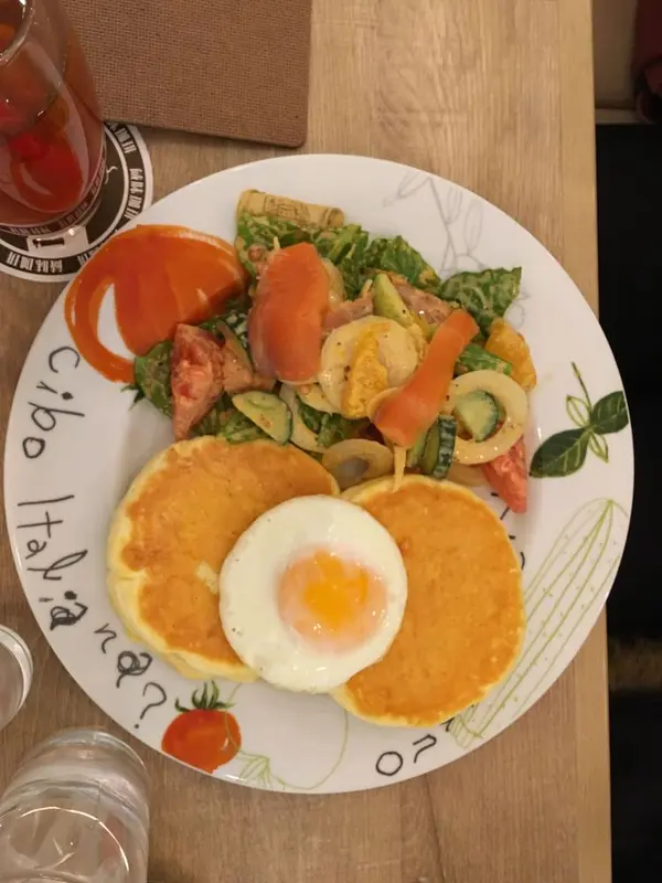 スモークサーモンサラダのパンケーキ