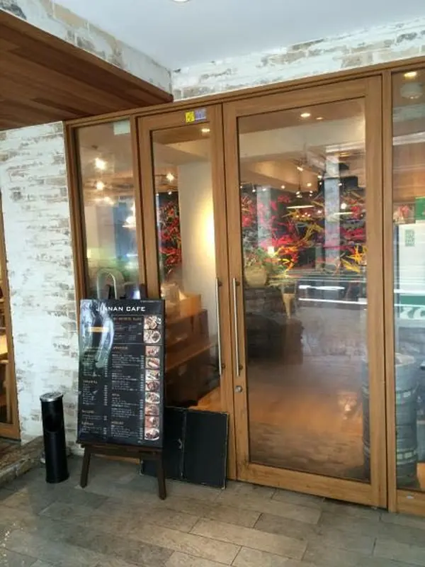 カジュアルなNYスタイルカフェ！席も広々でゆったり過ごせます。