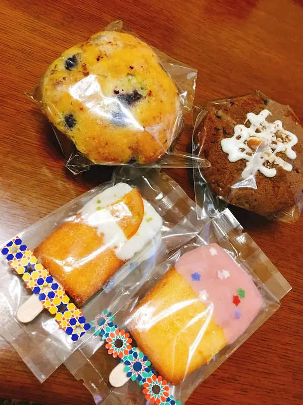 ブルーベリーマフィン(左上)、カフェオレマフィン(右上)、オレンジベイクバー(左下)、いちごベイクバー(右下)