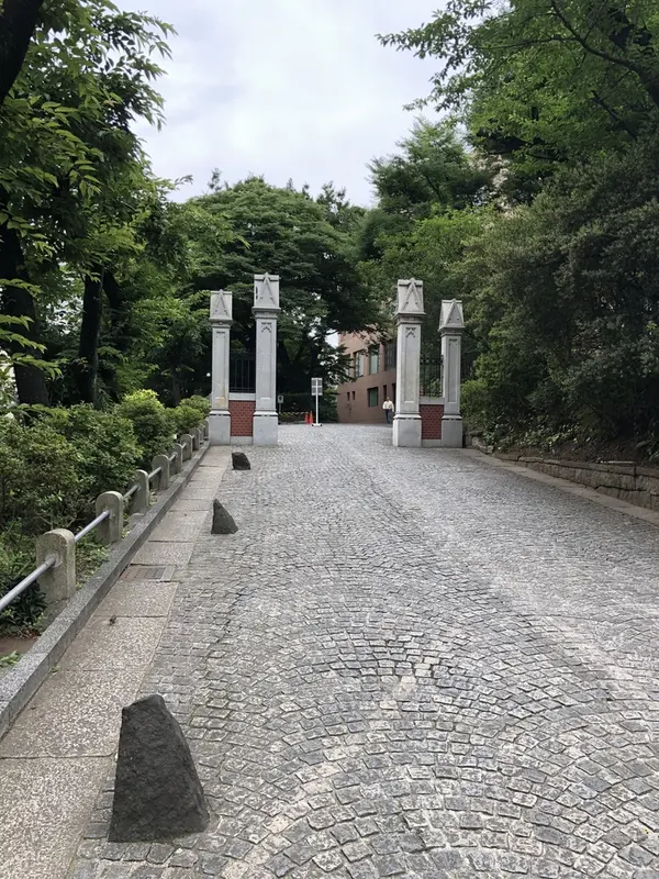 坂の下から