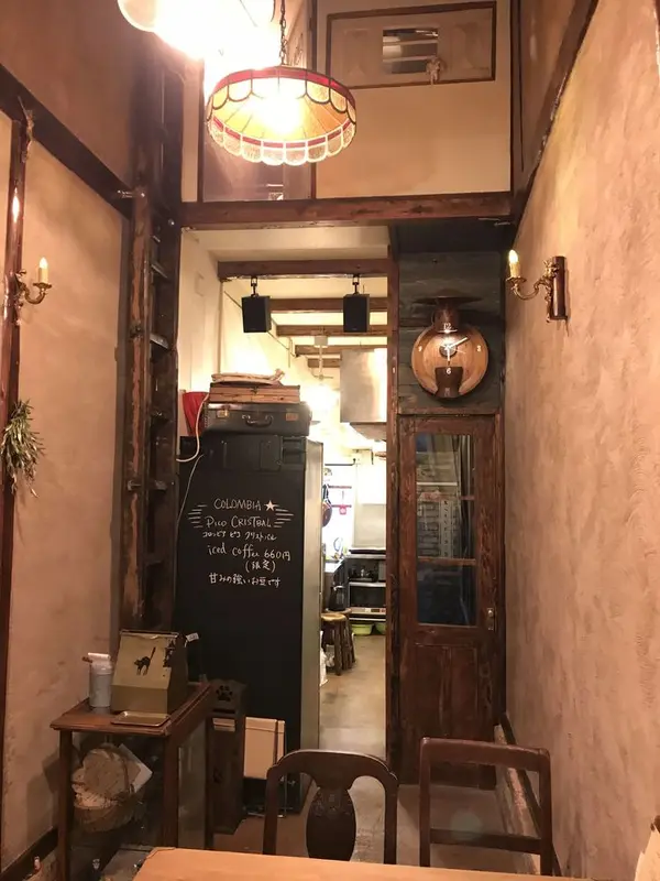 元牛乳販売店だった店内をリノベ