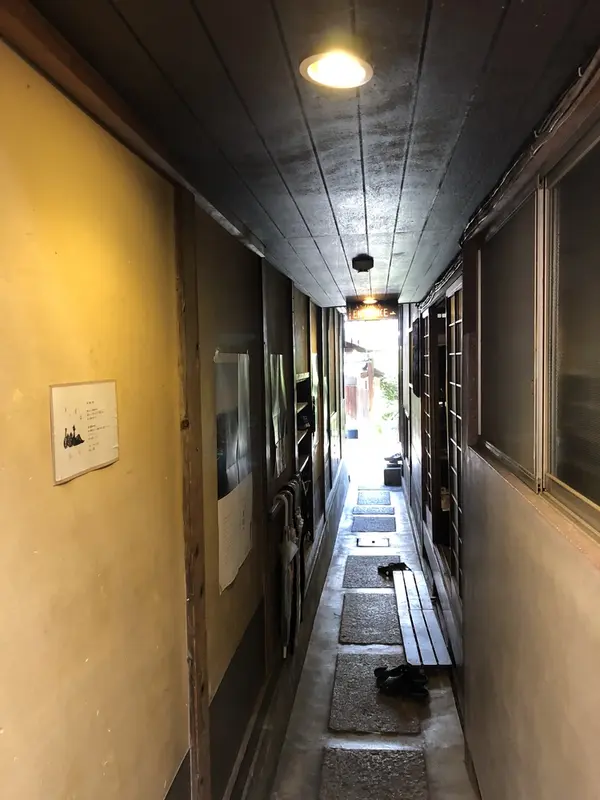 奥行きのある通路