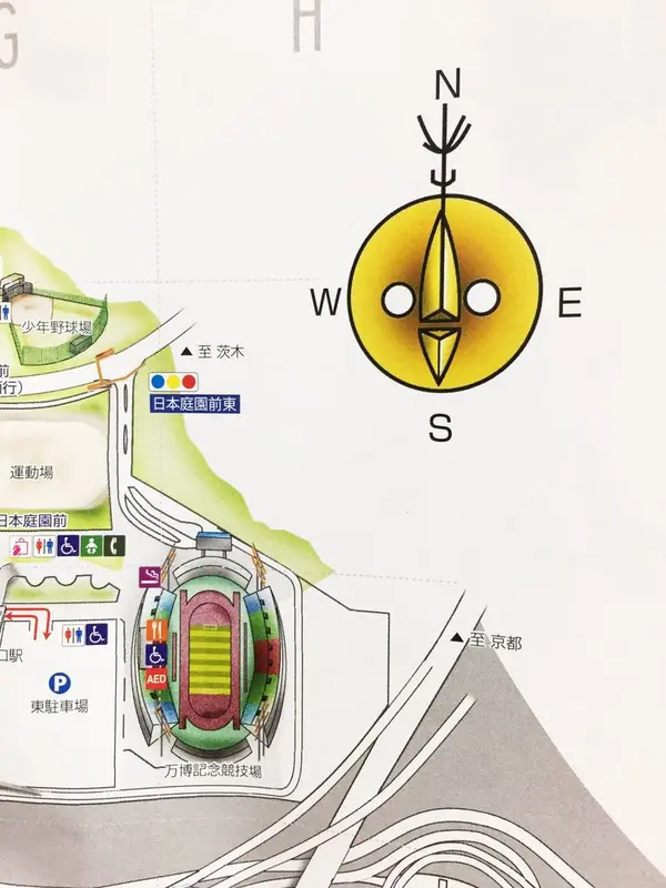 方位磁針のイラストも太陽の塔！