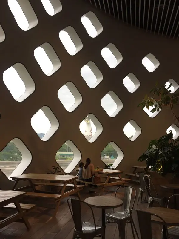 カフェの窓から太陽の塔！