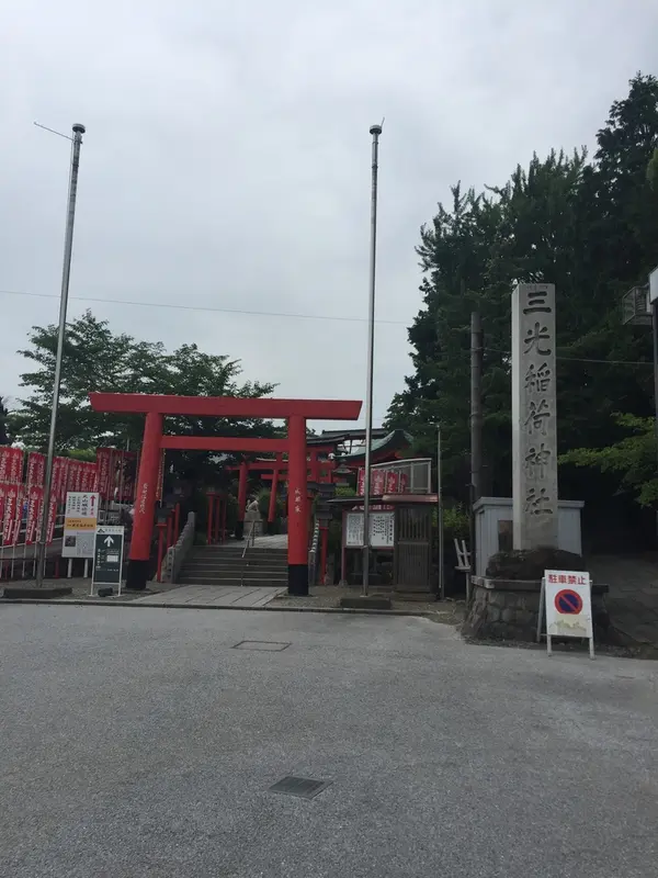 登城口には朱塗りの神社