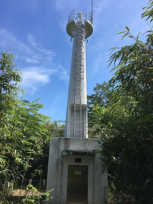 岬までの途中にある小さな灯台