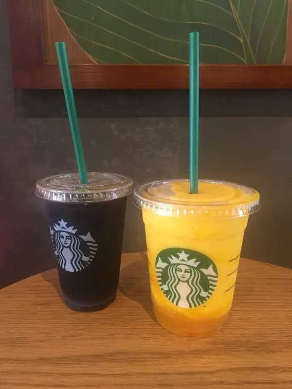 和の装飾の中でいただくコーヒーやフラペチーノ。
