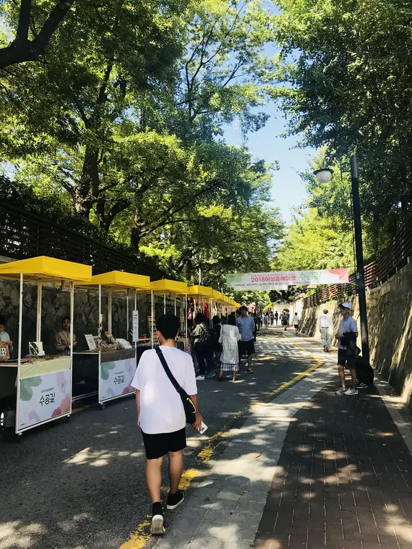 ハンドメイドの露店が並ぶ