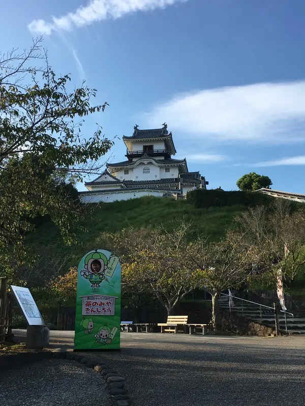 天守閣下にある公園の前