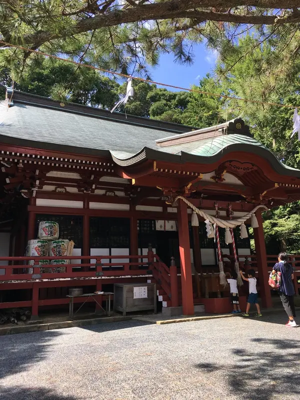 池の横にある社