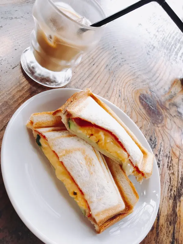 ランチのカフェオレとサンドイッチ🥖
