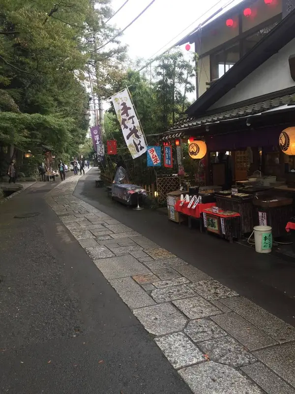 お土産屋や蕎麦屋が並んでいます