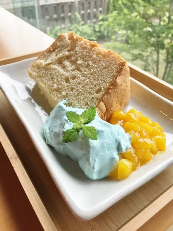 シフォンケーキ美馬ブルー生クリーム添え