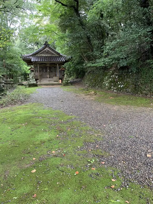 左手奥には更に小さな社が