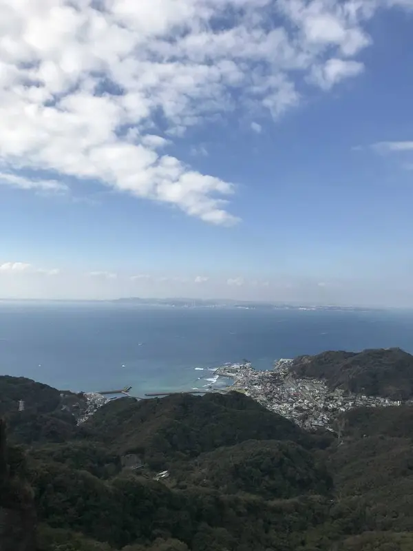 隣の出っ張りから