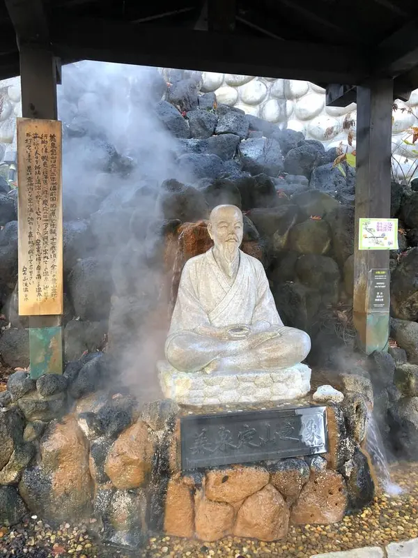 美泉定山之像