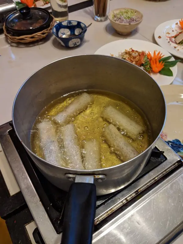 揚げ春巻きの調理中