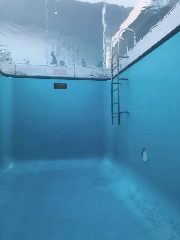 プールの中