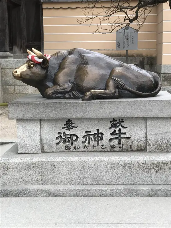 御神牛の像