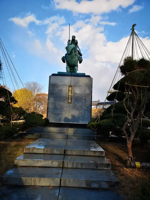 霞城公園の最上義光の銅像　前から