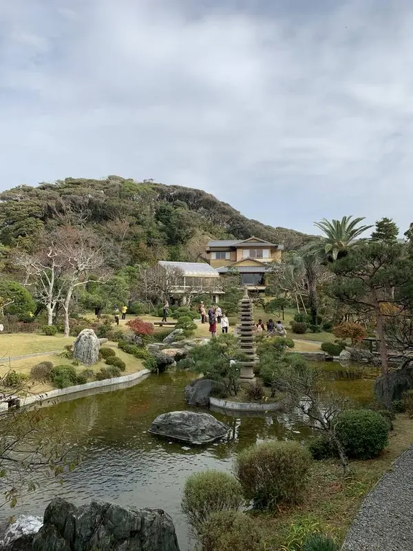 庭からの全景