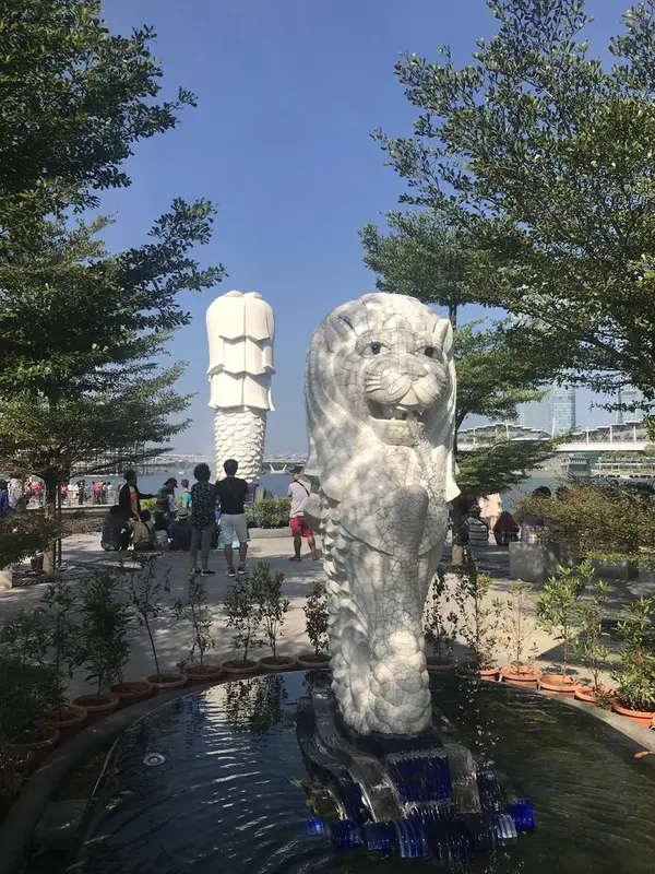 実は後ろに小さいマーライオンが