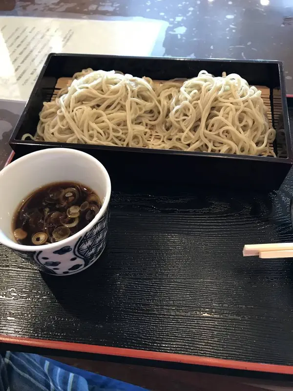 門前の参道にあるお蕎麦や。榛名山の湧き水を利用して、地場のそば粉を使っている。コシがあり満足の一杯！
