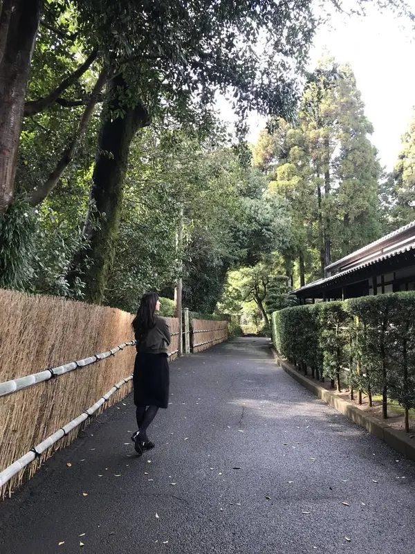 工房は道を挟んで登ったところ
