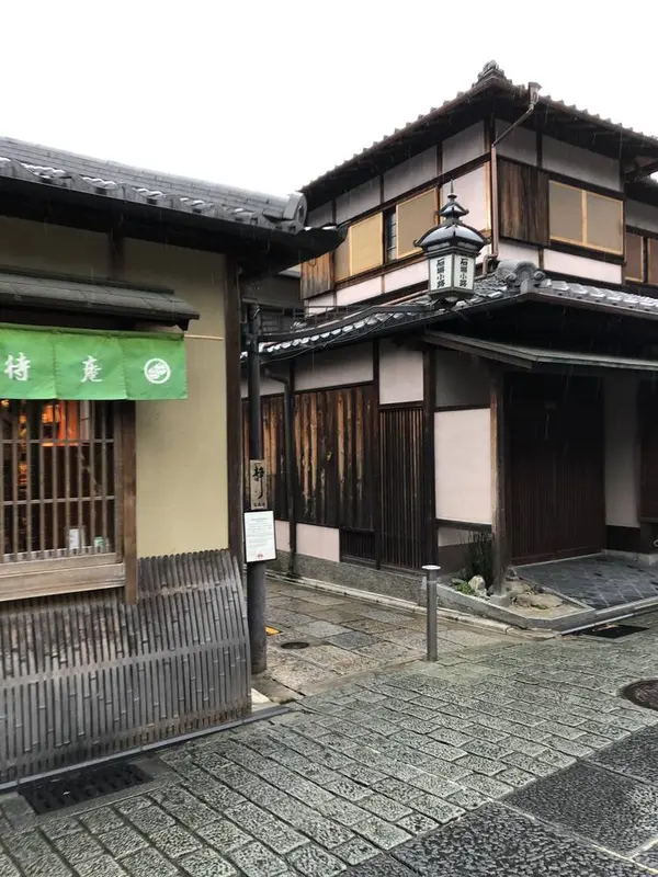 ねねの道からはここから石塀小路へ